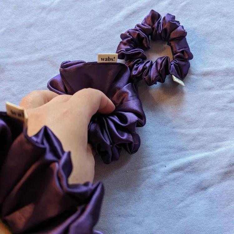 What a bun! Scrunchie Medium Satin Violet