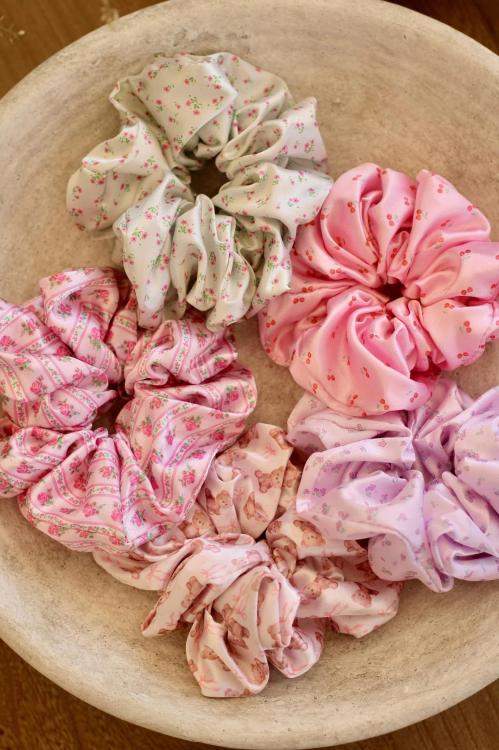 Beyond Scrunchies Cherry Love groß