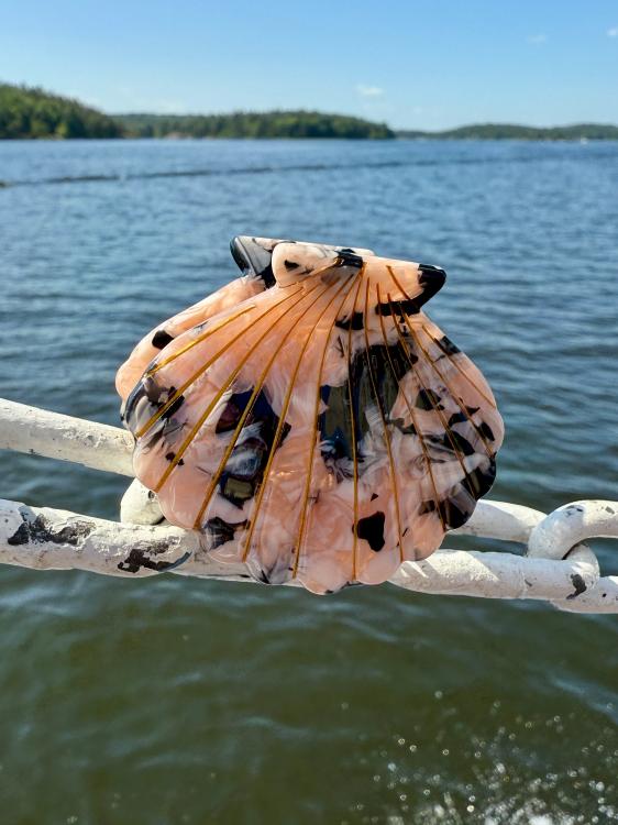 By Vivi Muschel Haarklammer Marmor