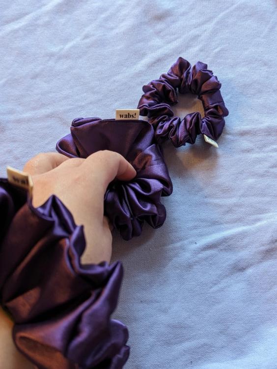 What a bun! Scrunchie Mini Satin Violet