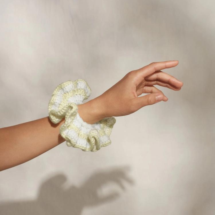 Kitsch gehäkeltes Scrunchie Buttergelb
