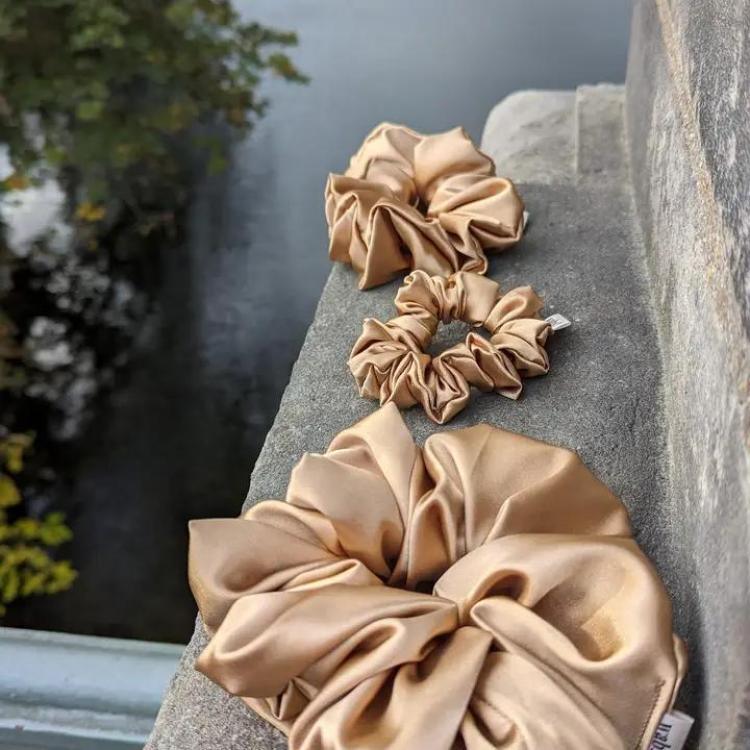 What a bun! Scrunchie Medium Satin Gold