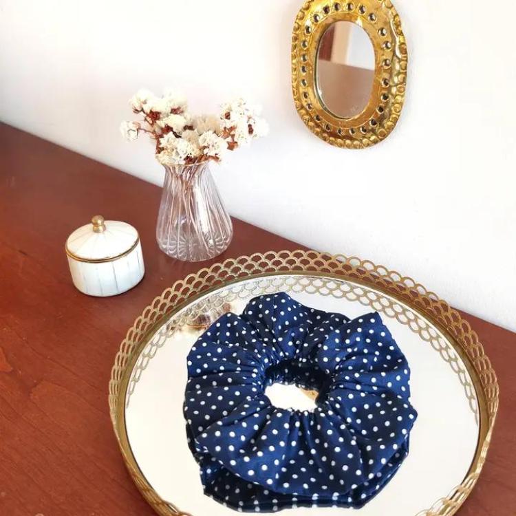 Laure Derrey Scrunchie Olivia blau mit weißen Punkten