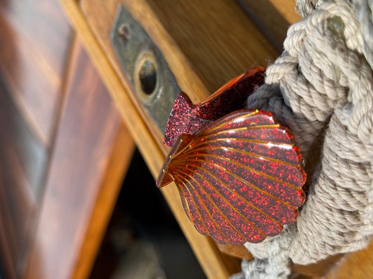 By Vivi Muschel Haarklammer Rot Glitzer